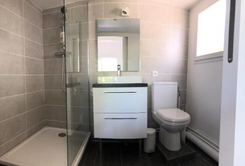 une salle de bain avec toilettes, lavabo et douche dans l'établissement La Devoisiere, à Saint-Drézéry