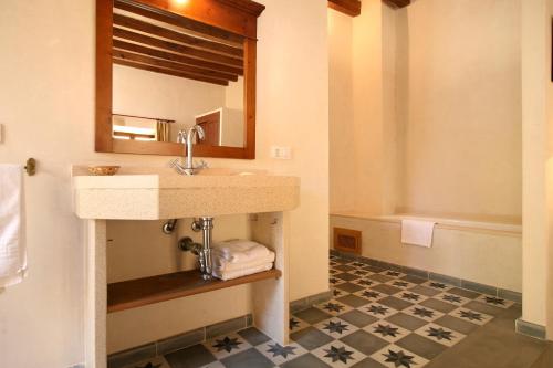 a bathroom with a sink and a mirror at Sa Bisbal - Turismo de interior in Selva