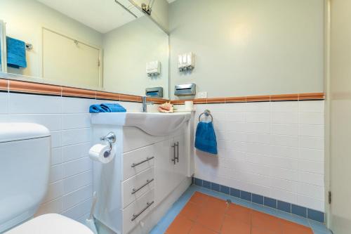 un baño con lavabo e inodoro en Condo 105 @ Horizons Golf Resort - Salamander Bay NSW, en Salamander Bay