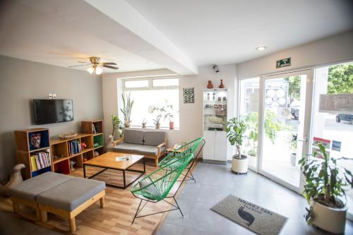 a living room with a couch and a chair at Hostal Tres Central in Tuxtla Gutiérrez