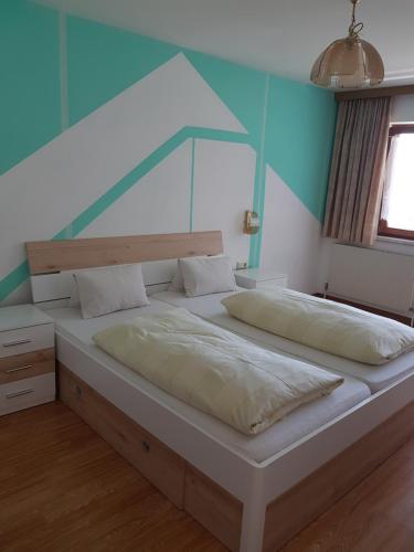 En eller flere senge i et værelse på Landgasthof Astner