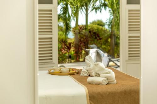 a table with towels and a plate of food on it at Villas Palm in Le Vauclin