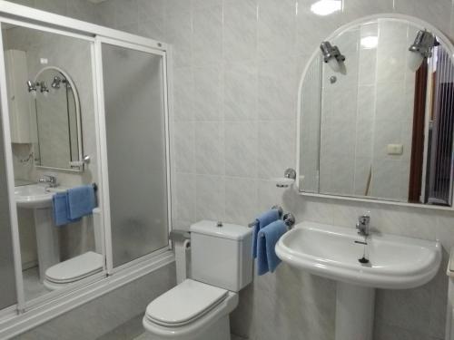 ラショにあるApartamento con vistas en Raxóのバスルーム(トイレ、洗面台、シャワー付)