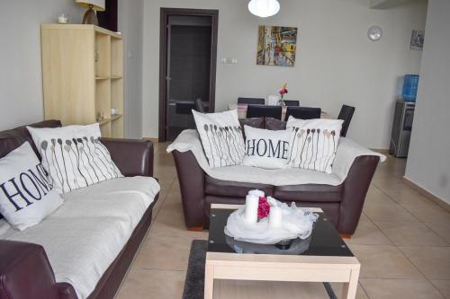 Un lugar para sentarse en Amigos Apartment Mythical