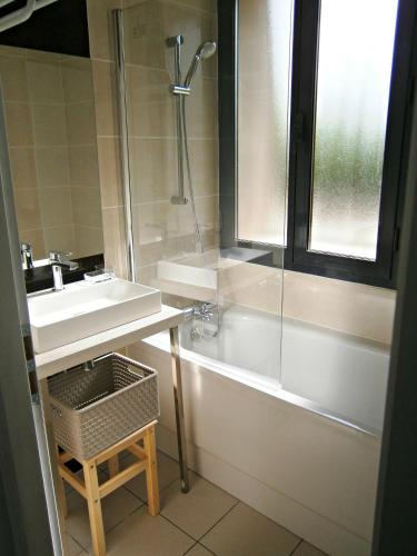 une salle de bain avec une douche, un lavabo et une baignoire dans l'établissement Gite Pech De Durand Villeneuve Sur Lot, à Villeneuve-sur-Lot