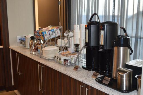 Utensilios para hacer té y café en Wingate by Wyndham Kamloops