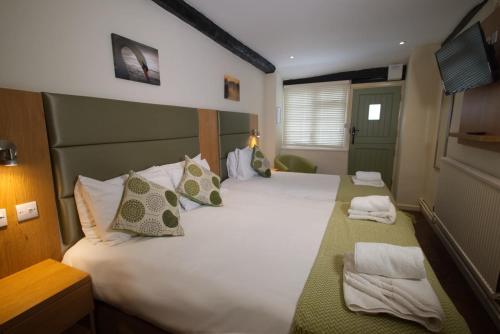 Tempat tidur dalam kamar di New Inn Hotel