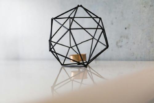 a black metal object sitting on a table at Gemütliches Apartment bei Leipzig - ideal für Urlauber & Geschäftsreisende in Neukieritzsch