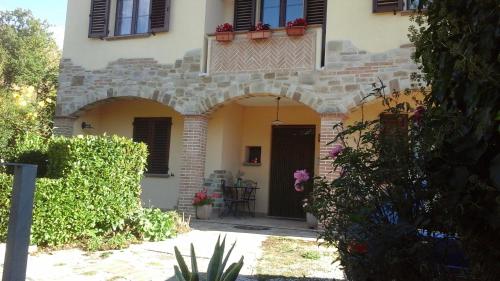 an entrance to a house with a balcony and a door at Il Castellare in Gualdo Tadino