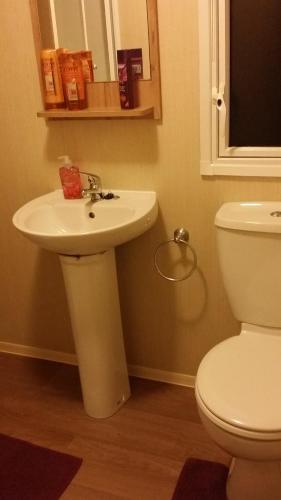 A bathroom at Haven Holiday Home Caister on Sea