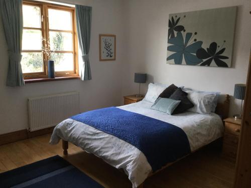 Ένα ή περισσότερα κρεβάτια σε δωμάτιο στο Coombe House B&B
