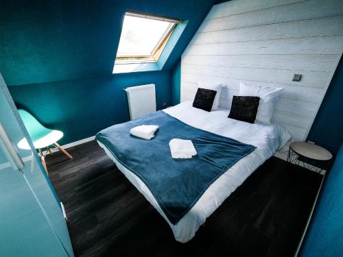 Un pat sau paturi într-o cameră la Gites Spa Strasbourg - La Villa 15