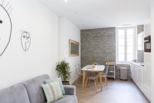 un salon avec un canapé et une table dans l'établissement Cannes Le Chabaud, à Cannes