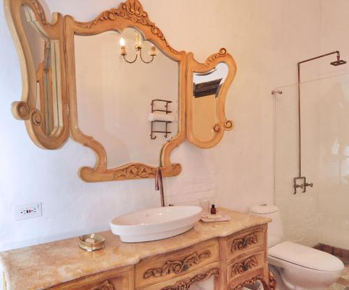 Un baño de Hotel Casa Palosanto