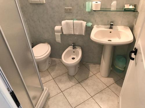 uma pequena casa de banho com WC e lavatório em Albergo Rispescia em Rispescia
