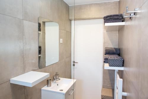 une salle de bain avec un lavabo et un miroir dans l'établissement Cannes Le Chabaud, à Cannes