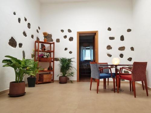 ein Esszimmer mit einem Tisch und Stühlen in der Unterkunft Casa el Gallo in Teguise