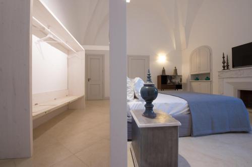 - une chambre blanche avec un lit et une cheminée dans l'établissement Villa Starace - Appartamento Romantico, à Sannicola