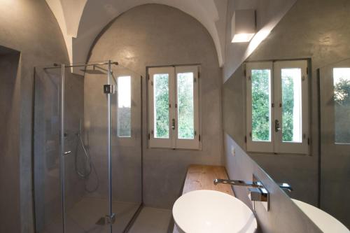 La salle de bains est pourvue d'une douche, de toilettes et d'un lavabo. dans l'établissement Villa Starace - Appartamento Romantico, à Sannicola