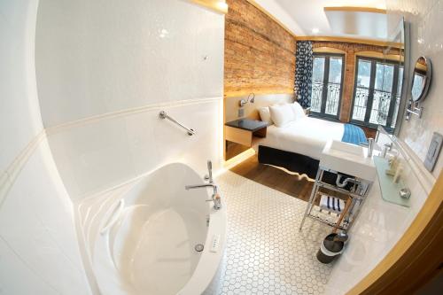 łazienka z toaletą i umywalką w pokoju w obiekcie Savoy Hotel w mieście Nelson
