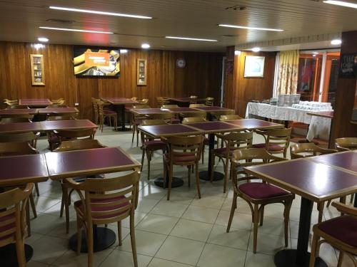 a dining room filled with tables and chairs at Hotel Aiello in San Luis