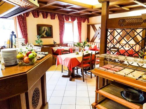 a restaurant with a dining room with tables and chairs at Helenental Pension & Apartments in Baden