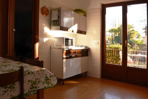 Kitchen o kitchenette sa Villino Barbara sul lago