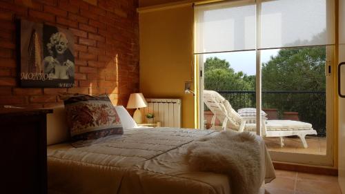 プラヤ・デアロにあるVILLAS COSETTE - Villa Trianaのベッドルーム1室(ベッド1台、大きな窓付)