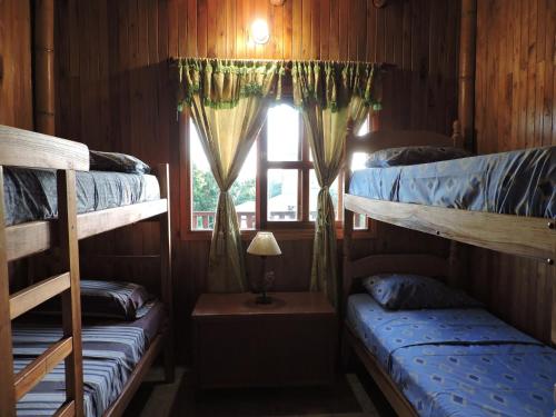 Двох'ярусне ліжко або двоярусні ліжка в номері Cabañas Piedras Blancas