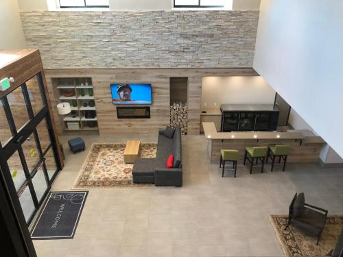 an overhead view of a living room with a tv at Country Inn & Suites by Radisson, Page, AZ in Page