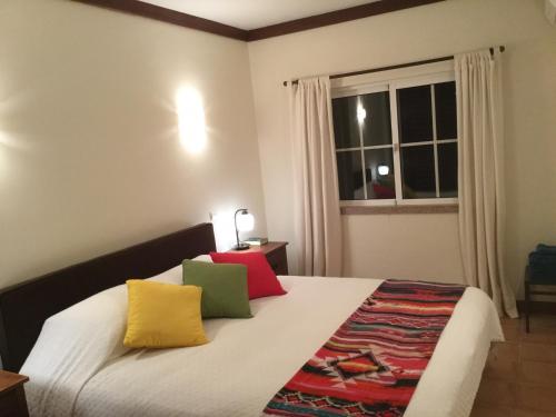 Ένα ή περισσότερα κρεβάτια σε δωμάτιο στο Casa Rosa Azul - Terracos de Benagil (Cliffside)
