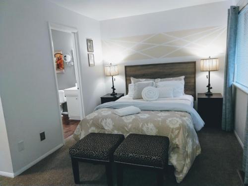 En eller flere senge i et værelse på Exclusive Townhome - Central Raleigh Location