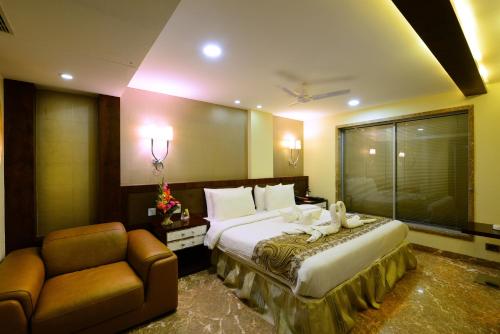 una camera d'albergo con letto e sedia di Hotel Winway a Indore