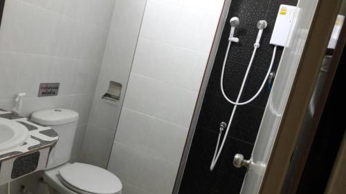 La salle de bains est pourvue d'une douche, de toilettes et d'un lavabo. dans l'établissement R.M.Mansin.Surin., à Surin
