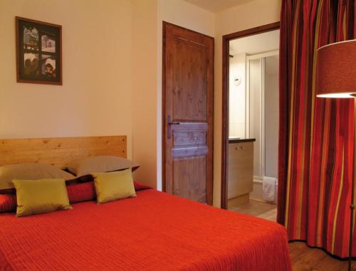 Una cama o camas en una habitación de Lagrange Vacances Cybèle