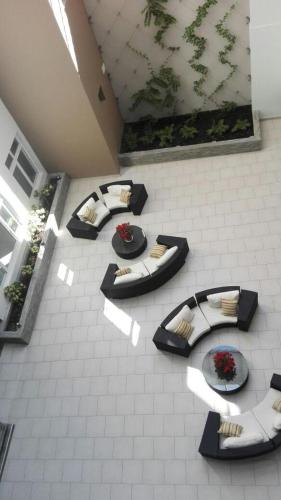 una vista aérea de una habitación con sofás y mesas en Condominios La Ronda en Tegucigalpa