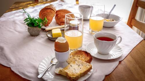 Una mesa con un desayuno de huevos, pan y jugo de naranja. en Honeysuckle Cottages, en Stanthorpe