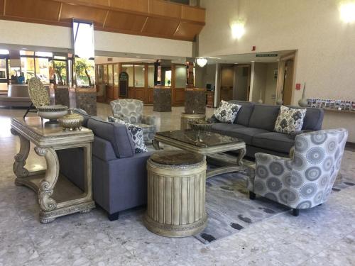 A seating area at Shilo Inn Yuma