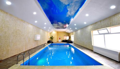 a swimming pool in a room with a ceiling at Pensiunea Sarmis in Sarmizegetusa