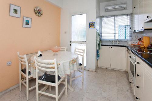 uma cozinha com mesa e cadeiras num quarto em Despoina Town House em Limassol