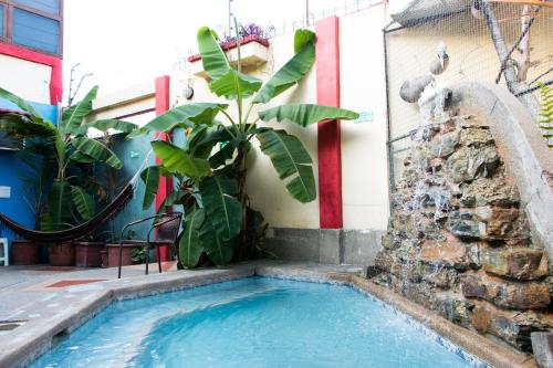 The swimming pool at or close to Dreamkapture Hostel close to the airport and bus terminal