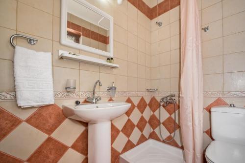 Kylpyhuone majoituspaikassa Omalos Gianni's House
