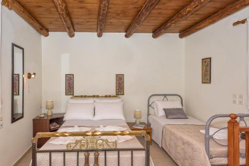 Кровать или кровати в номере Omalos Gianni's House