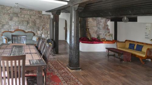 - un salon avec deux tables et un canapé dans l'établissement Ferienhaus Pfistermühle, à Wissembourg