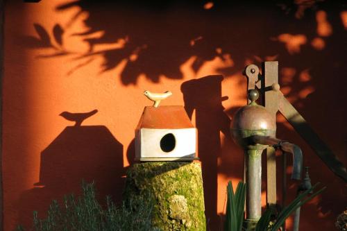 a bird house sitting on top of a wall at Maison Poche in Caupenne-dʼArmagnac