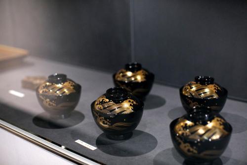 four black and gold vases on a display case at Kyoto Kamanza Hotel in Kyoto
