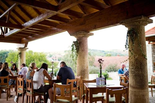 un grupo de personas sentadas en mesas en un restaurante en Zsirai Guest House en Mád