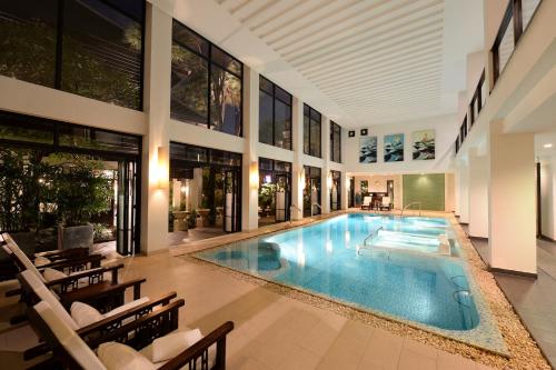 Bazén v ubytování Rarin Jinda Wellness Spa Resort nebo v jeho okolí