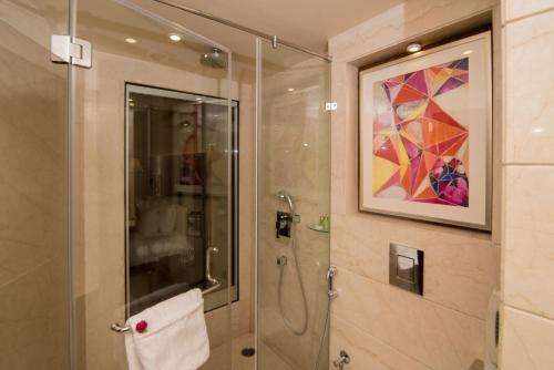 Ett badrum på Shakun Hotels And Resorts
