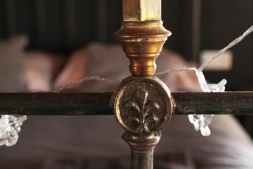 a close up of a water fountain at La Grulla Gris in Perales del Puerto